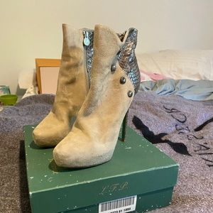Donald / Lisa Pliner suede booties